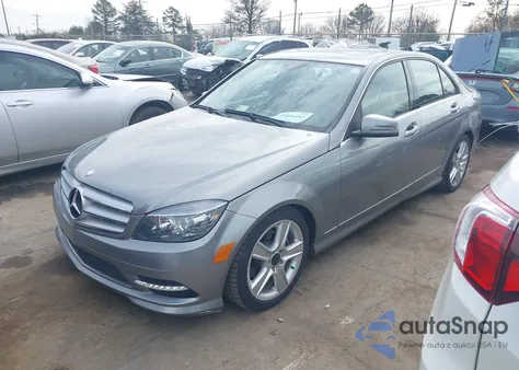 2011 Mercedes-Benz C 300 z USA, uszkodzony, nr VIN WDDGF8BB1BR166056